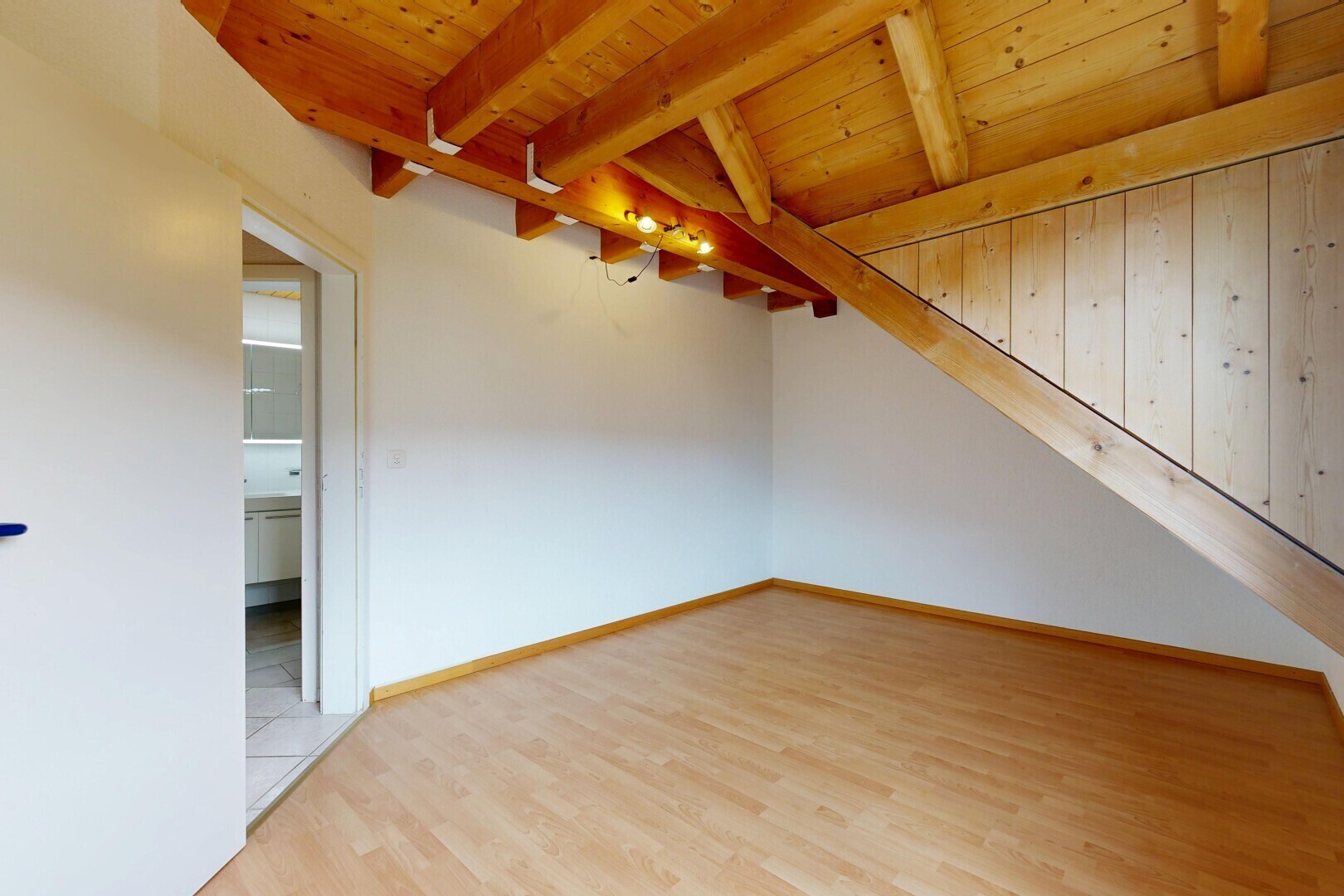 chambre avec inside property, drywall, cloison sèche, beamed ceiling, et plafond à poutres