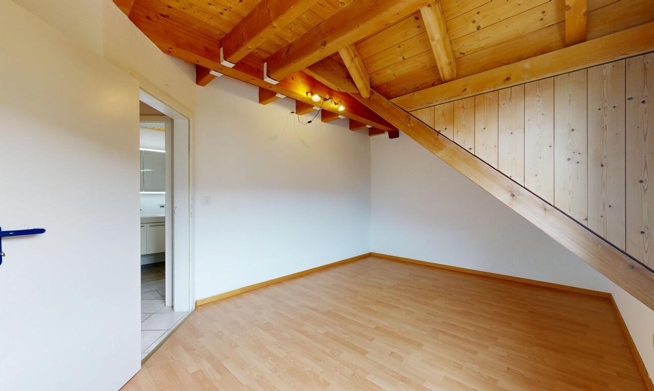 pièce vide avec inside property, beamed ceiling, plafond à poutres, drywall, et cloison sèche