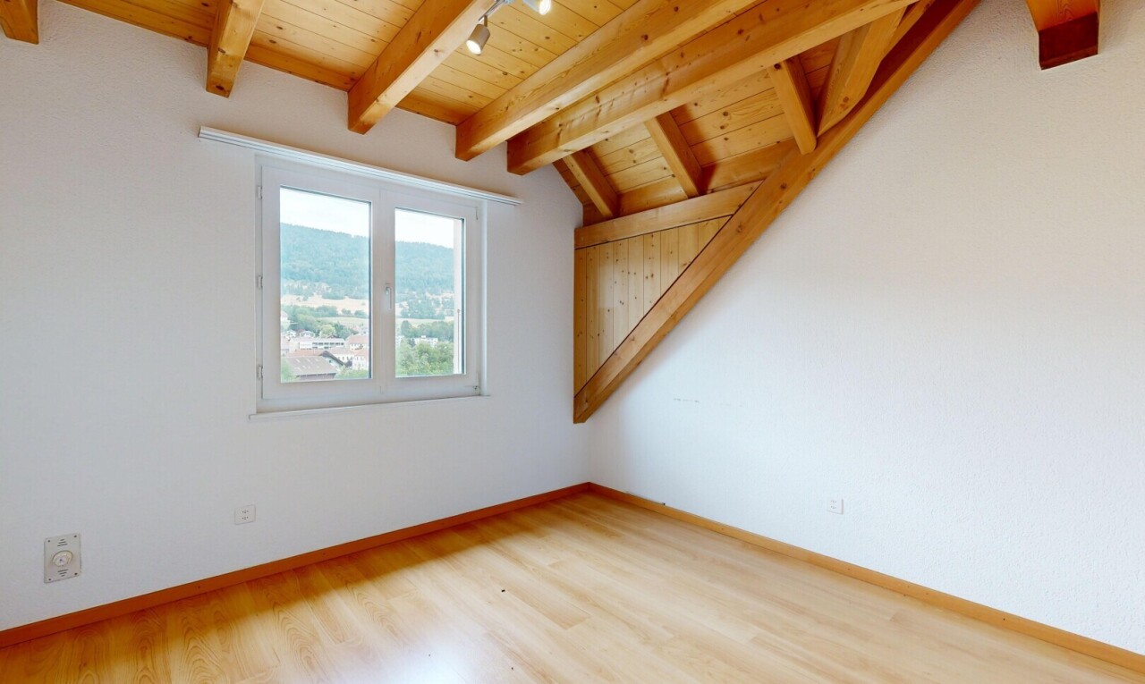 chambre avec éclairage sur rail, vaulted ceiling, plafond voûté, inside property, et beamed ceiling