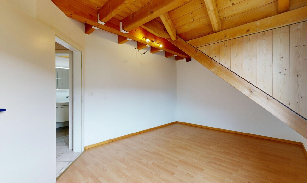 chambre avec inside property, drywall, cloison sèche, beamed ceiling, et plafond à poutres