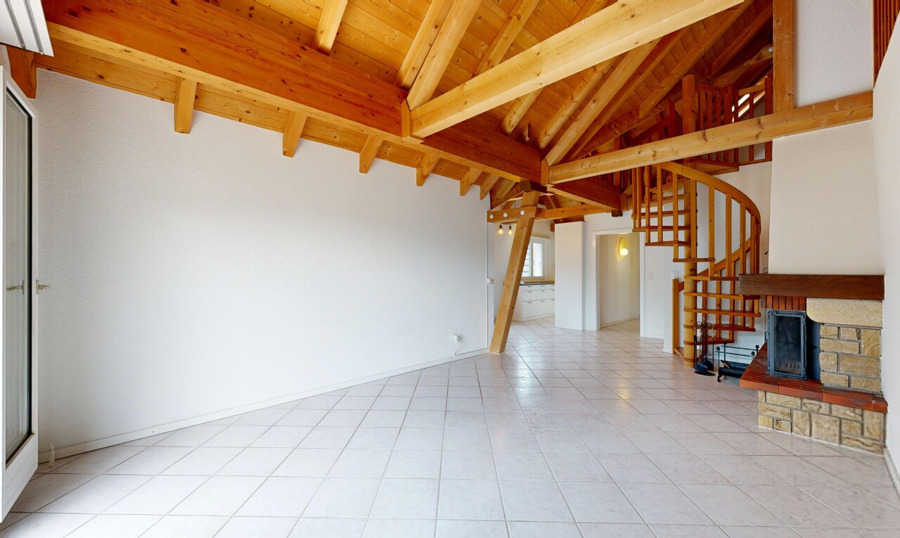pièce vide avec escaliers, inside property, drywall, cloison sèche, et high ceiling