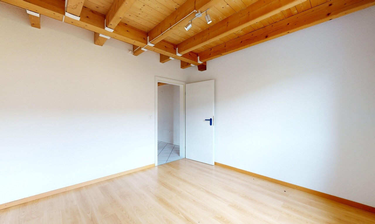 pièce vide avec éclairage sur rail, wood ceiling, plafond en bois, beamed ceiling, et plafond à poutres