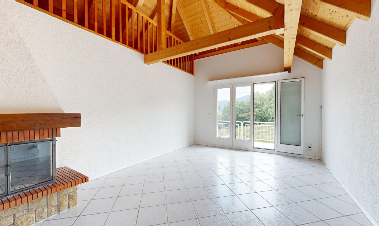 pièce vide avec cheminée, inside property, vaulted ceiling, plafond voûté, et high ceiling