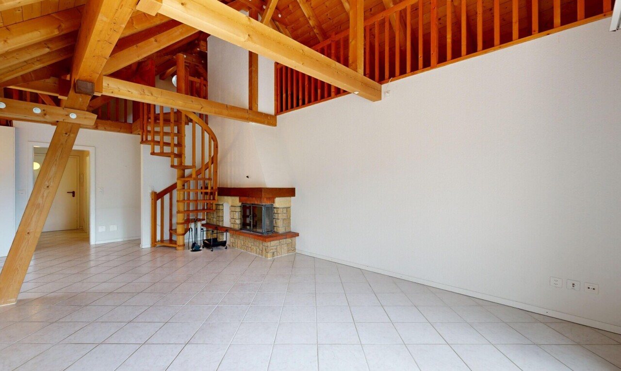 salon avec cheminée, escaliers, drywall, cloison sèche, et high ceiling