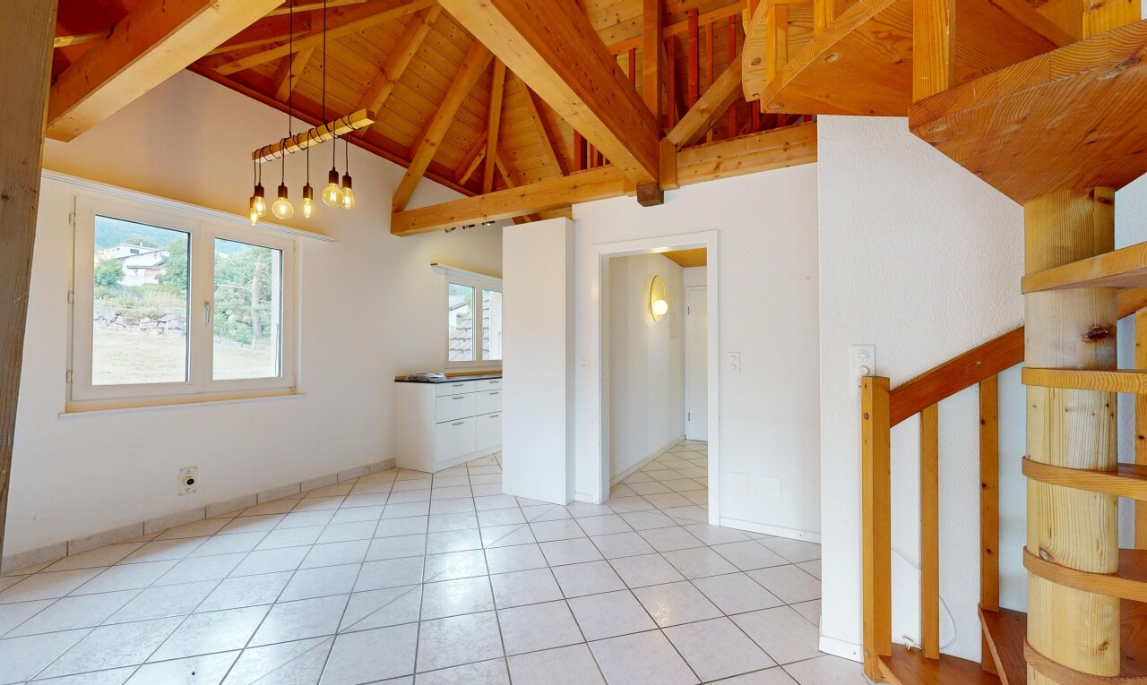pièce vide avec lumière naturelle, beamed ceiling, plafond à poutres, inside property, et vaulted ceiling