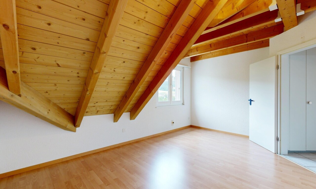 chambre avec vaulted ceiling, plafond voûté, inside property, beamed ceiling, et plafond à poutres