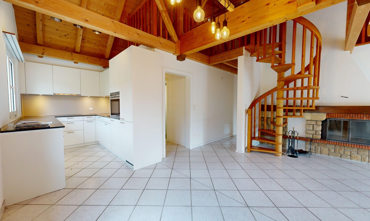 cuisine avec high ceiling, plafond haut, wood finish stairs, inside property, et beamed ceiling
