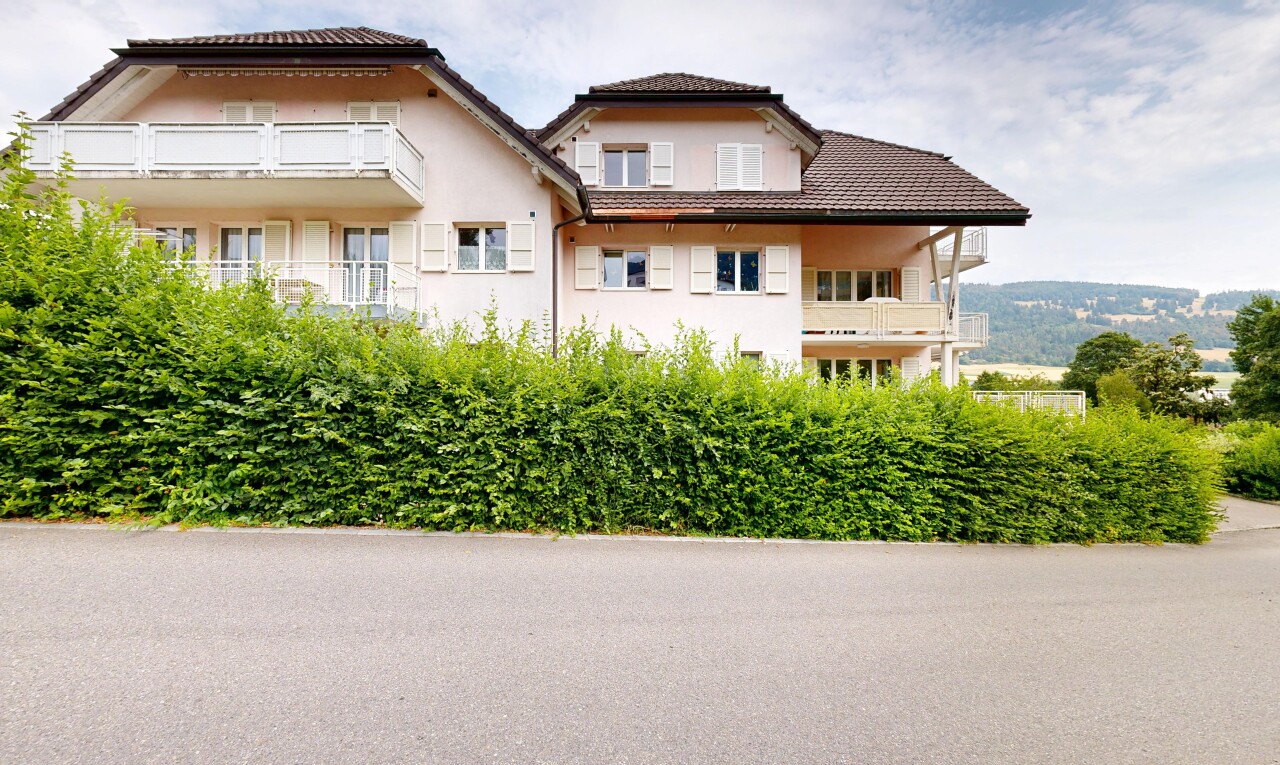 façade avec balcon, toit en tuiles, bardage en stuc, et day time
