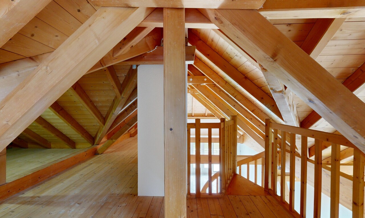 escaliers avec inside property, wood ceiling, plafond en bois, hardwood floor, et high end ceiling