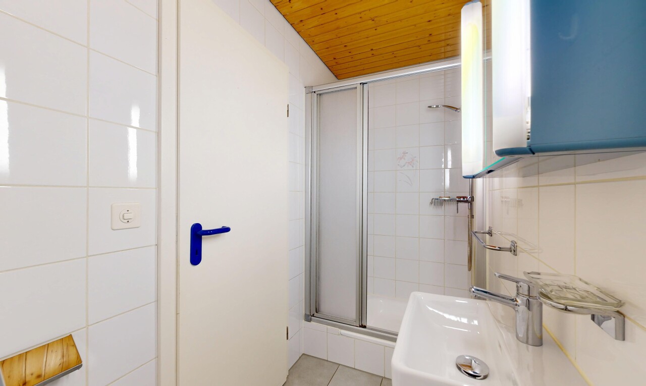 salle de bains avec douche, salle de bain complète, inside property, tile floor, et sol en carrelage