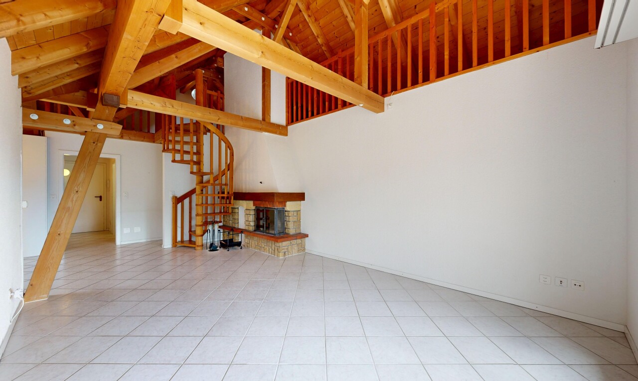 pièce vide avec escaliers, high ceiling, plafond haut, inside property, et drywall