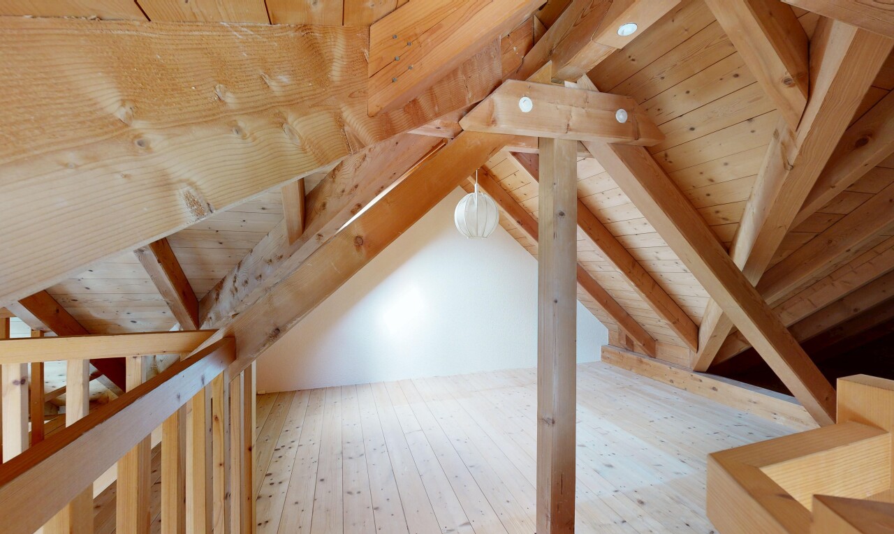 détails avec attic, attic / basement / garage, interior, ceiling, et wood ceiling