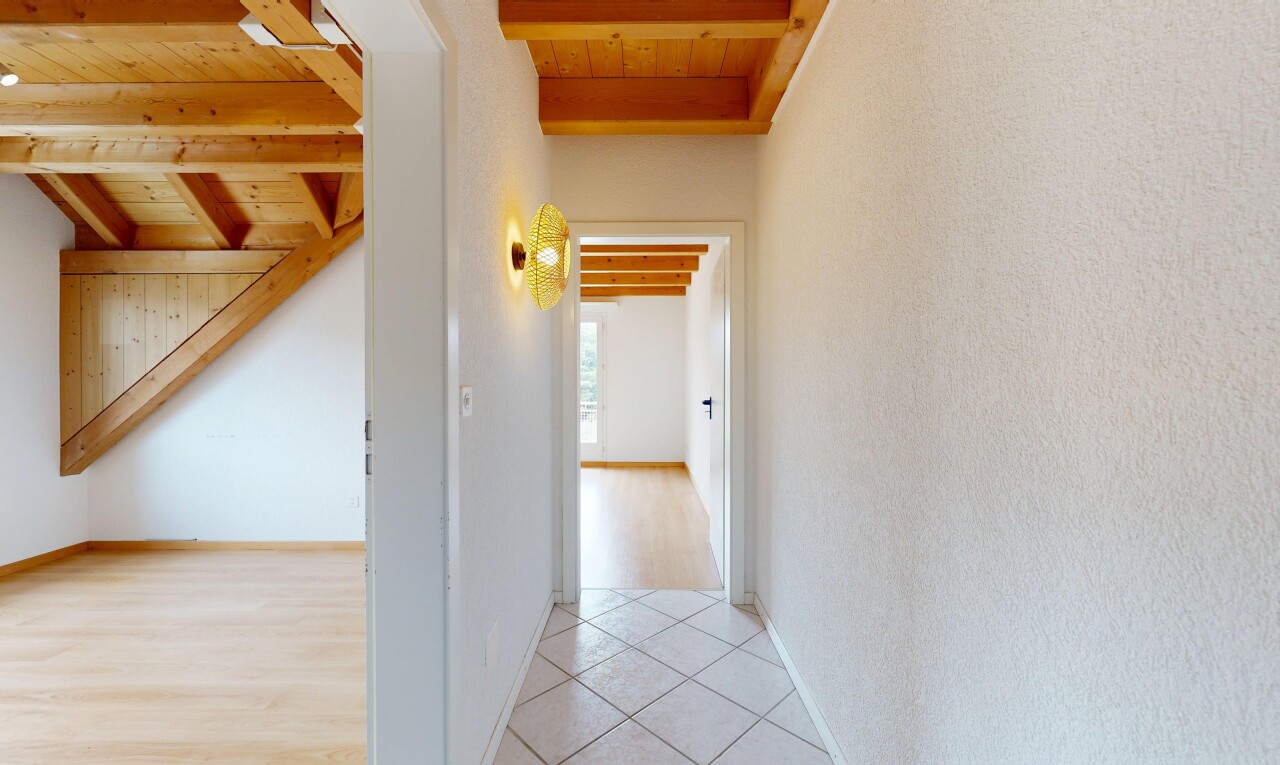 couloir avec inside property, beamed ceiling, plafond à poutres, high end ceiling, et wood ceiling