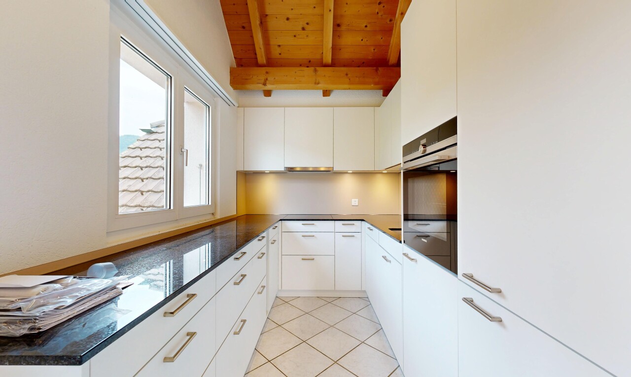 cuisine avec lumière naturelle, white cabinets, armoires blanches, inside property, et four
