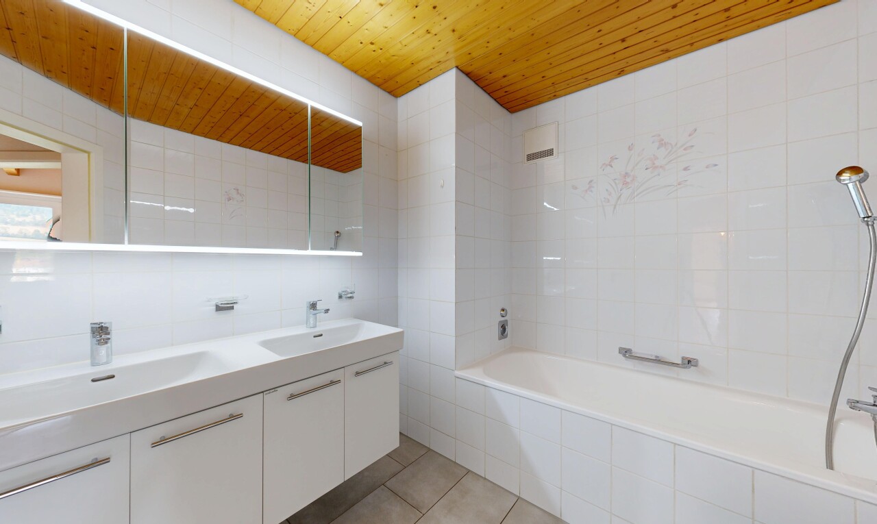 salle de bains avec salle de bain complète, wood ceiling, plafond en bois, inside property, et double vasque