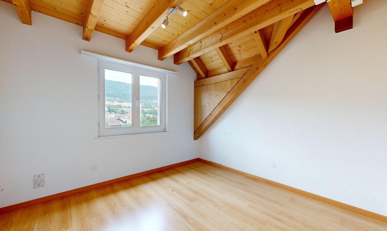 pièce vide avec éclairage sur rail, inside property, vaulted ceiling, plafond voûté, et wood ceiling