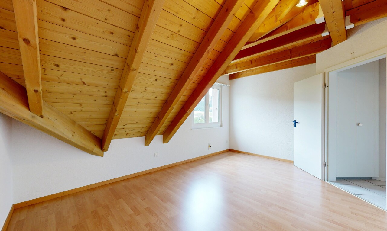 pièce vide avec vaulted ceiling, plafond voûté, beamed ceiling, plafond à poutres, et high end ceiling