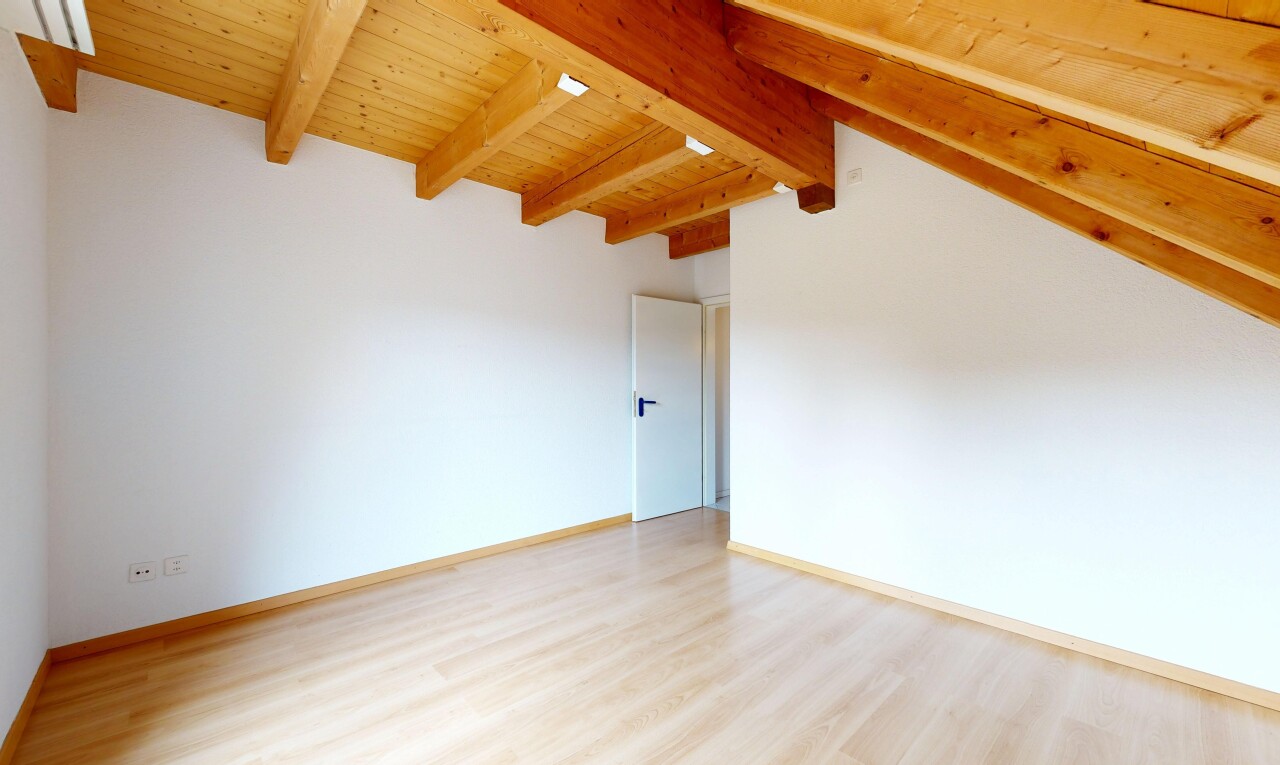 pièce vide avec beamed ceiling, plafond à poutres, wood ceiling, plafond en bois, et inside property