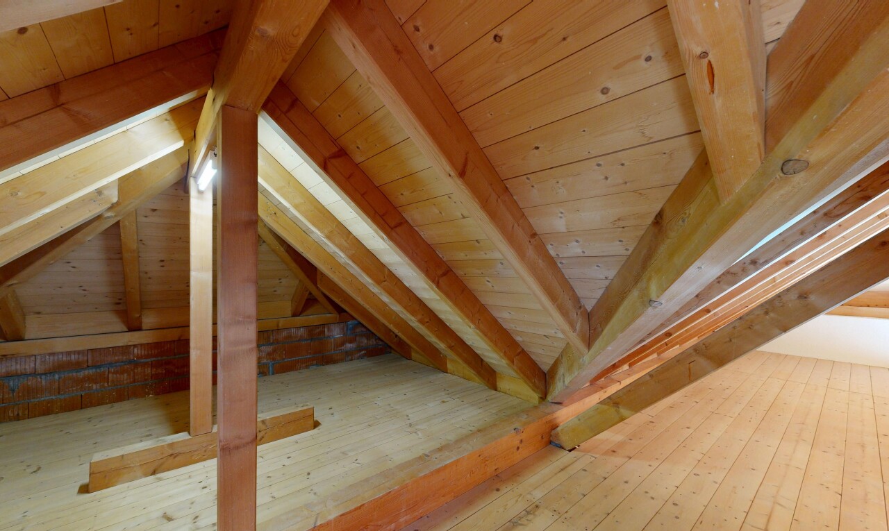 détails avec wood ceiling, plafond en bois, interior, hardwood floor, et attic