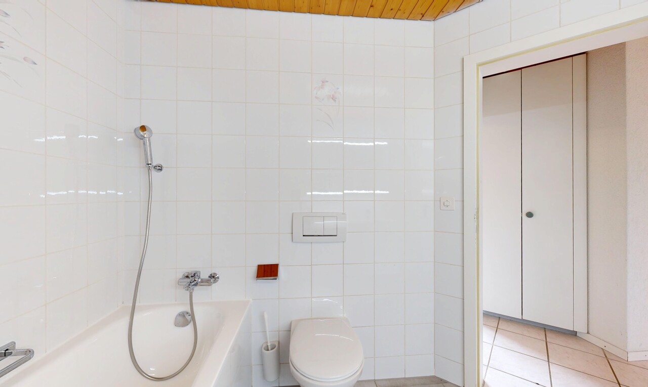 salle de bains avec tile wall, mur en carrelage, salle de bain complète, inside property, et tile floor