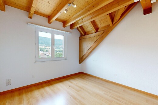 chambre avec éclairage sur rail, vaulted ceiling, plafond voûté, inside property, et beamed ceiling