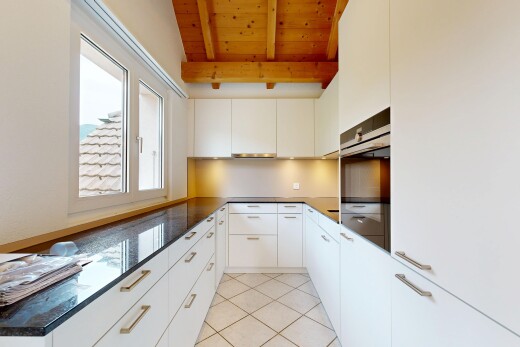 cuisine avec lumière naturelle, white cabinets, armoires blanches, inside property, et four