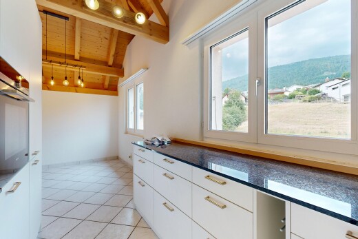 küche mit dark countertops, deckenbeleuchtung, weiße schränke, white cabinets, und vaulted ceiling