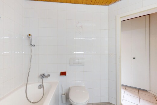 bad mit tile wall, fliesenwand, komplettes badezimmer, inside property, und tile floor