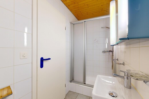 bad mit dusche, komplettes badezimmer, inside property, tile floor, und fliesenboden