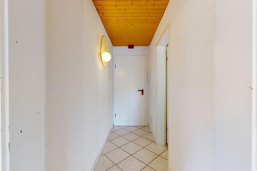 couloir avec inside property, wood ceiling, plafond en bois, tile floor, et sol en carrelage