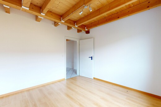 pièce vide avec éclairage sur rail, wood ceiling, plafond en bois, beamed ceiling, et plafond à poutres