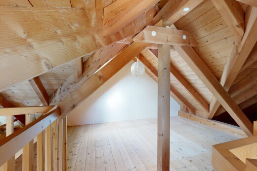 détails avec attic, attic / basement / garage, interior, ceiling, et wood ceiling