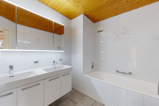 bad mit komplettes badezimmer, wood ceiling, holzdecke, inside property, und doppelwaschtisch