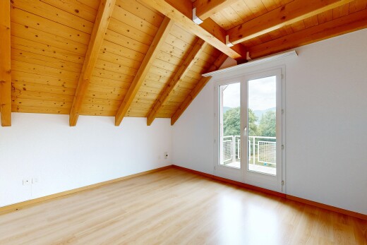 leerer raum mit vaulted ceiling, dachschräge, inside property, low ceiling, und niedrige decke