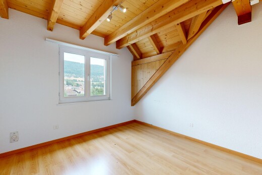 pièce vide avec éclairage sur rail, inside property, vaulted ceiling, plafond voûté, et wood ceiling