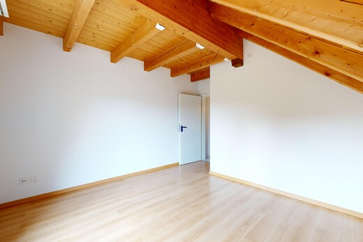 pièce vide avec beamed ceiling, plafond à poutres, wood ceiling, plafond en bois, et inside property