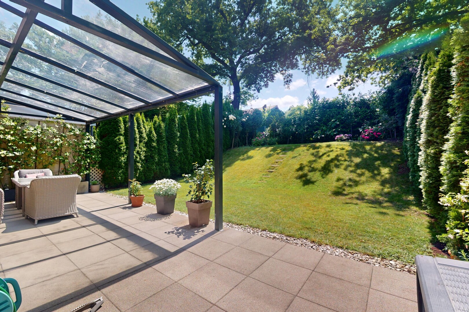 jardin avec pergola, terrasse, pelouse, et from property