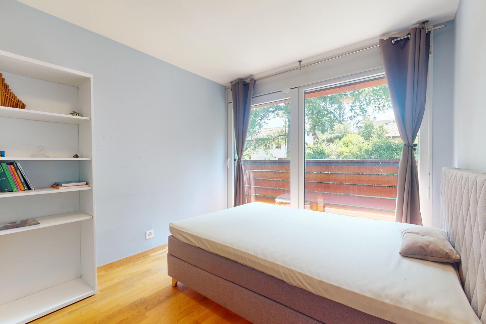 chambre avec inside property, natural light, lumière naturelle, drywall, et cloison sèche