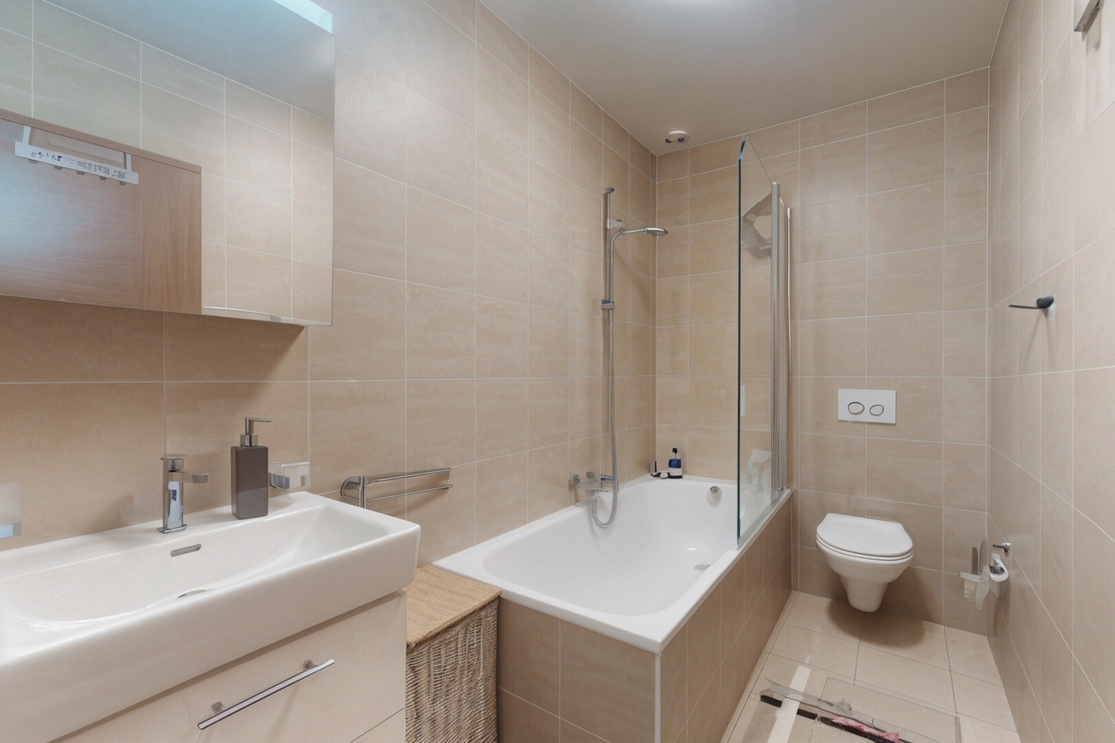 salle de bains avec tile wall, mur en carrelage, douche-bain combinés, inside property, et lavabo (ou coiffeuse selon le contexte)