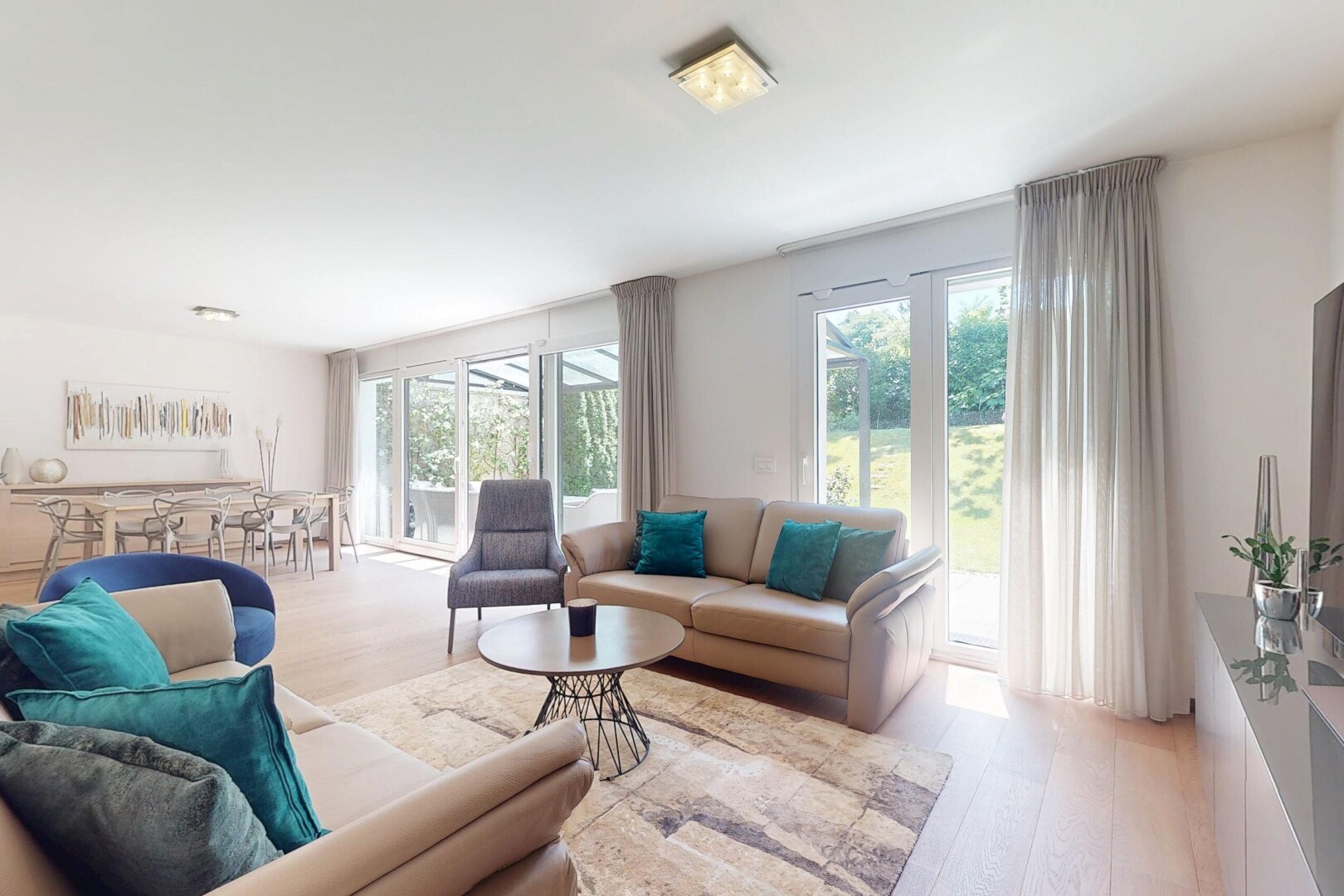 salon avec inside property, natural light, lumière naturelle, wood finish floor, et sol en finition bois