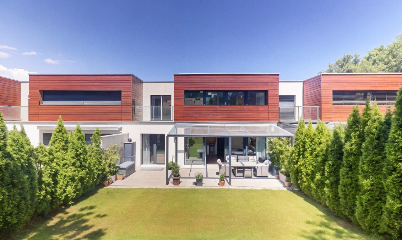 façade avec bardage horizontal, terrasse, bardage en bois, property visible, et day time