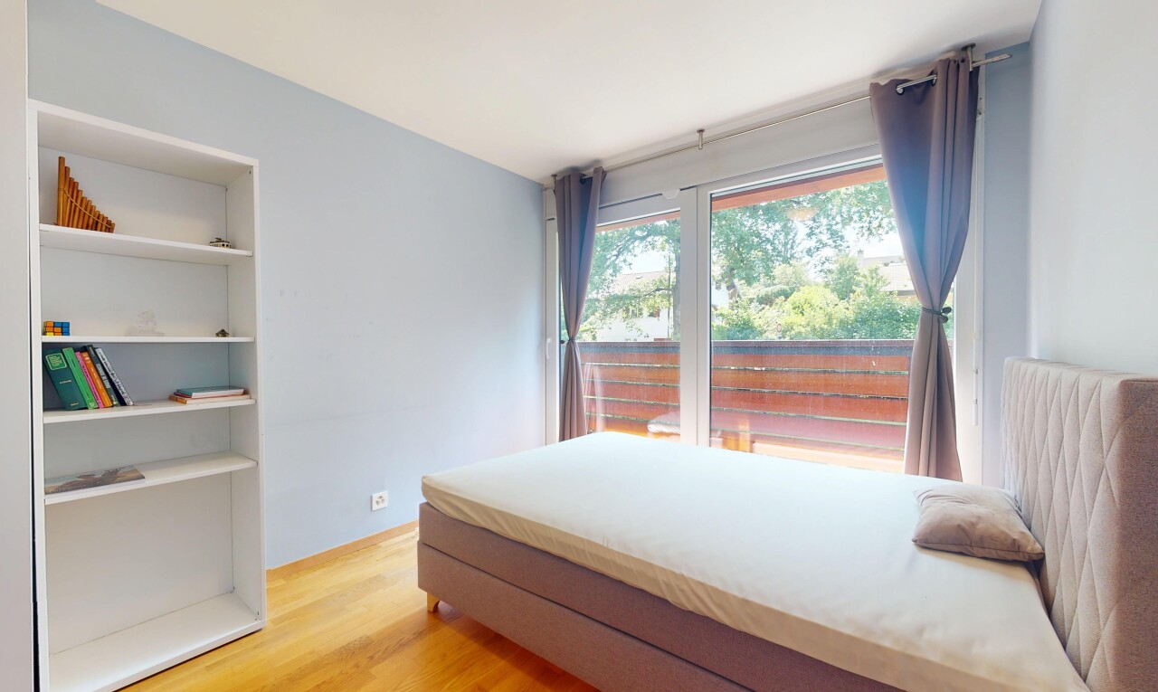 chambre avec inside property, natural light, lumière naturelle, drywall, et cloison sèche