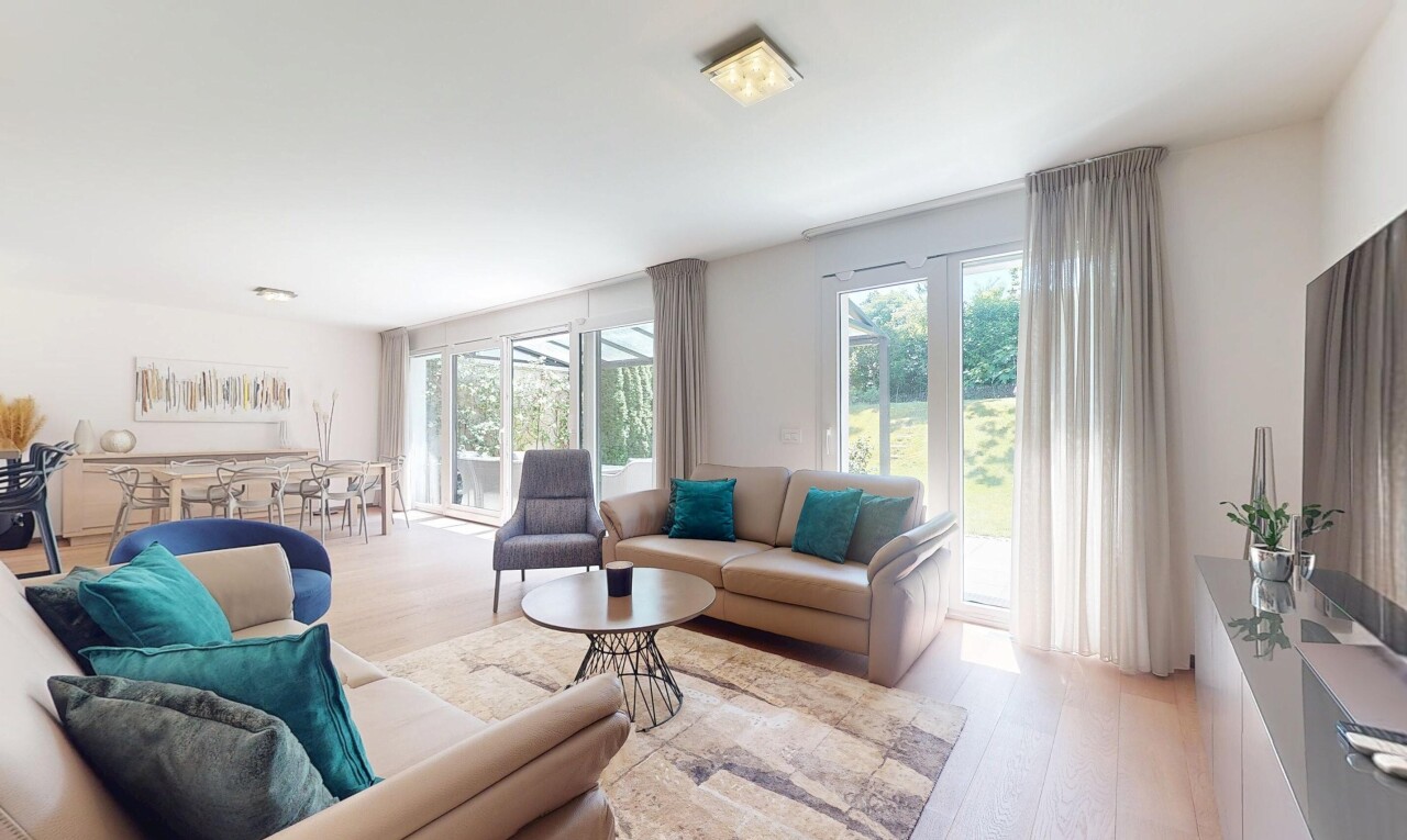 salon avec inside property, natural light, lumière naturelle, wood finish floor, et sol en finition bois