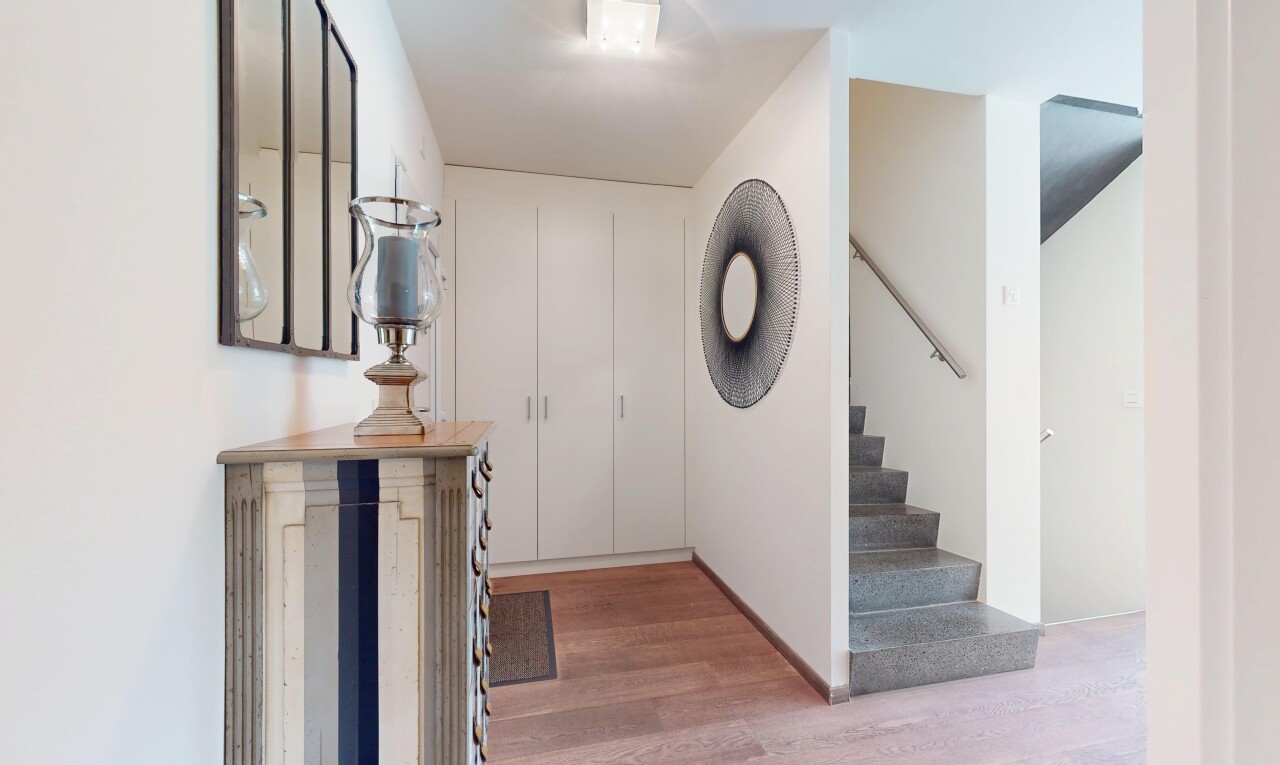 escaliers avec sol en finition bois, wood finish floor, cloison sèche, drywall, et inside property