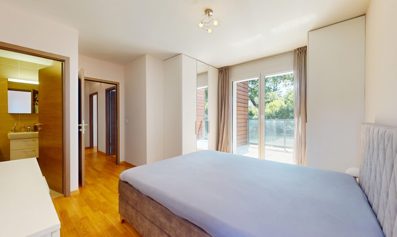 chambre avec accès à l'extérieur, inside property, sol en finition bois, wood finish floor, et cloison sèche