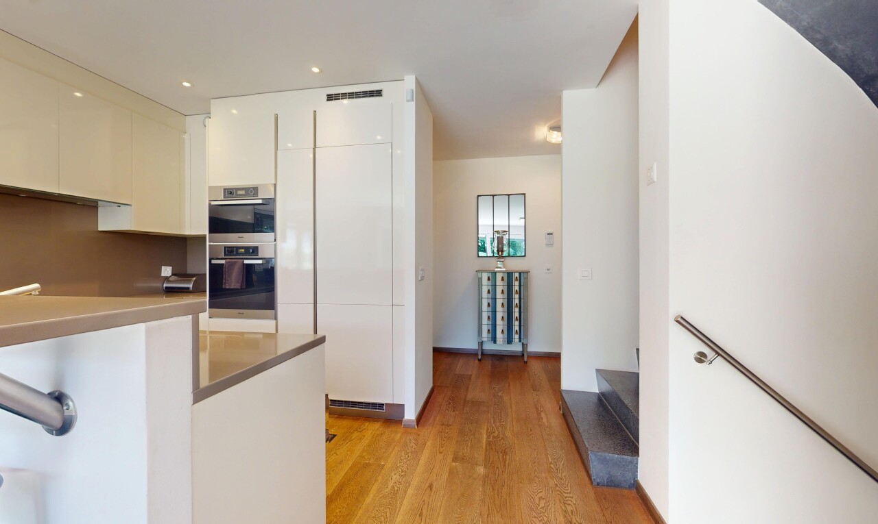 cuisine avec inside property, armoires blanches, four double, sol en finition bois, et wood finish floor