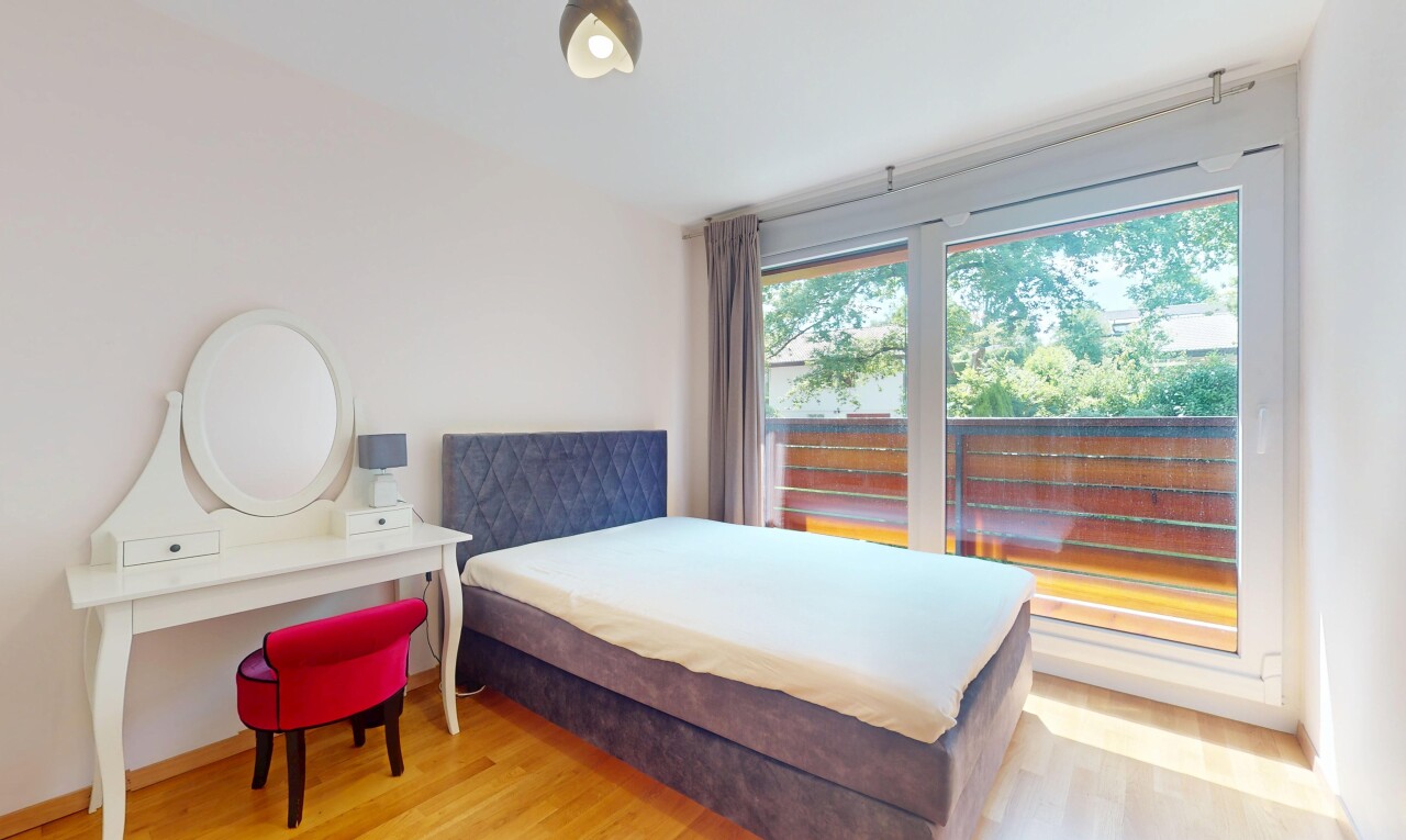 chambre avec inside property, lumière naturelle, natural light, sol en finition bois, et wood finish floor