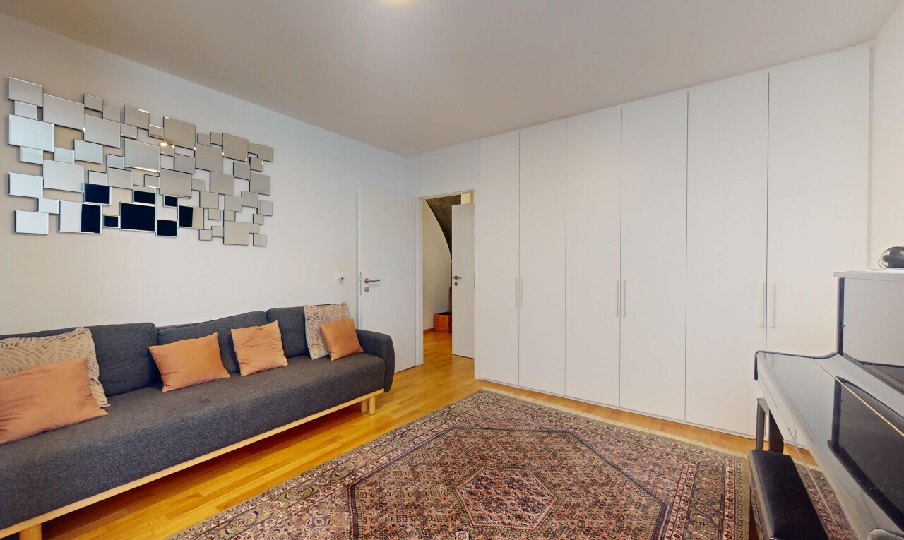 salon avec wood finish floor, sol en finition bois, inside property, drywall, et cloison sèche