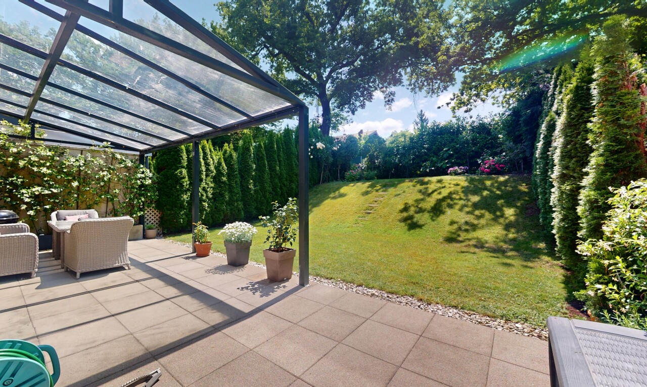 jardin avec pergola, terrasse, pelouse, et from property