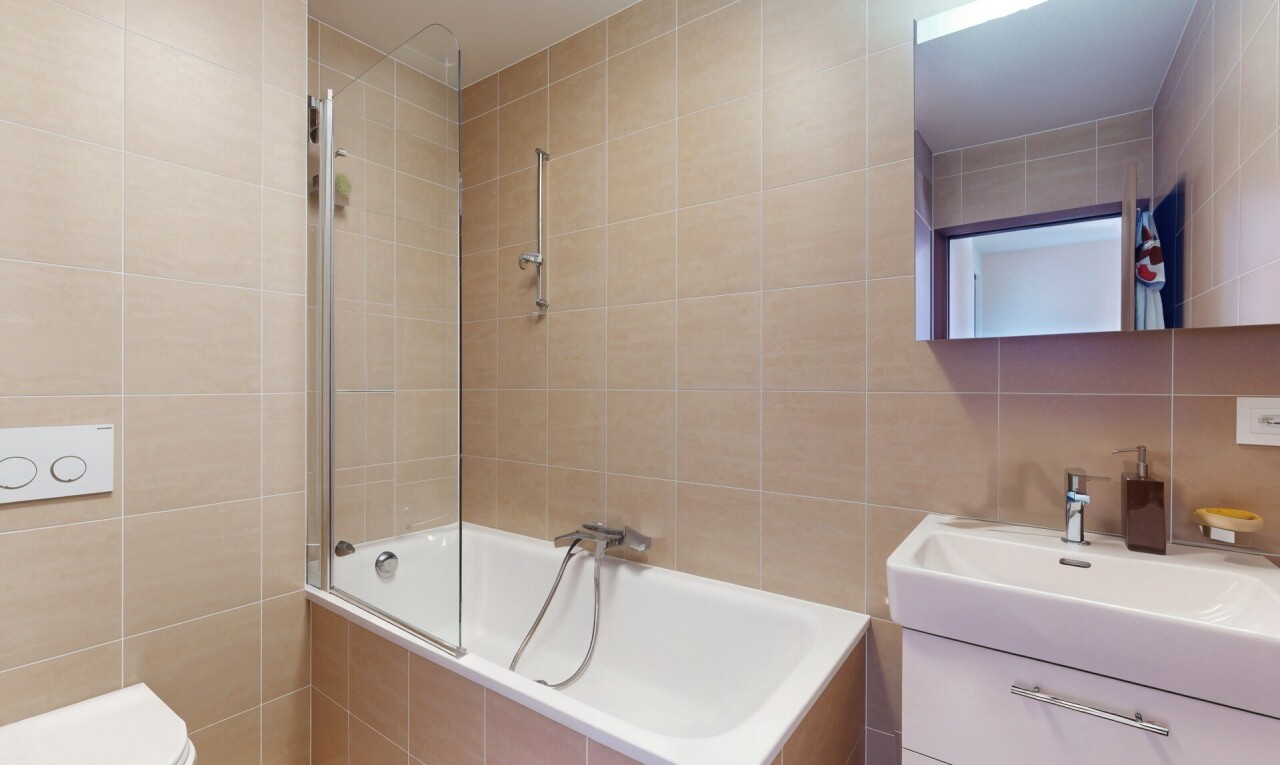 salle de bains avec tile wall, mur en carrelage, inside property, salle de bain complète, et lavabo (ou coiffeuse selon le contexte)